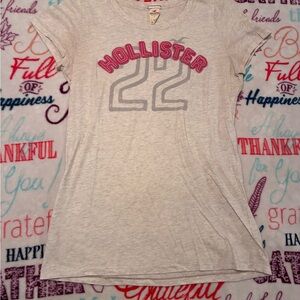 Hollister Women's Cream and Pink Graphic Tee
